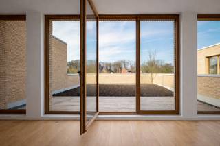 <div>
<p><strong>Ligging Gouwy</strong><br />Project Gouwy ligt in Sint-Martens-Latem, een groene en rustige omgeving die bekend staat om haar exclusieve woonkwaliteit. De woningen bevinden zich bovenop twee nieuwe commerciële handelsruimtes, waardoor bewoners profiteren van een centrale ligging én volledige privacy. De omliggende groenzones in Gouwy vormen een natuurlijke buffer en creëren een serene woonbeleving op hoogte.</p>
<p><strong>Project Gouwy</strong><br />Het project Gouwy omvat zestien woningen, waaronder zes duplexen, met oppervlaktes van 62 m² tot 172 m² en keuze uit één, twee of drie slaapkamers. Ruime terrastuinen tot 66 m² en dakterrassen met 180° zicht versterken de openheid en het buitengevoel. De oplevering van Gouwy is gepland voor maart 2026.</p>
<p>Het ontwerp van Gouwy van Bontinck Architecture &amp; Engineering legt de nadruk op licht, ruimte en verfijnde lijnen. Grote glaspartijen, speelse volumes en hooggelegen woonruimtes creëren een vernieuwend architecturaal geheel met maximale beleving en privacy.</p>
<p>Elke woning is uitgerust met een lucht/water-warmtepomp, vloerverwarming met passieve koeling, individuele zonnepanelen en ventilatiesysteem D. Superisolerende beglazing en een doorgedreven energieconcept zorgen voor een zeer lage energievraag.</p>
<p>Gouwy combineert rust, uitzicht, groen en hedendaags comfort. Het project Gouwy is duurzaam, stijlvol en volledig klaar voor een toekomstgerichte woonervaring.</p>
</div>
<div>Nieuw voor investeerders : het 6% BTW-tarief geldt nu ook voor aankopen die gedurende 15 jaar verhuurd worden (onder de toepasselijke wettelijke voorwaarden). Dat verlaagt de aankoopkost en kan uw netto-rendement aanzienlijk verbeteren.<br /><br />De foto’s van de appartementen zijn gemaakt op locatie, maar nadien bijgewerkt. Hierdoor kunnen bepaalde details afwijken van de werkelijke situatie. De afbeeldingen zijn bedoeld om een realistisch beeld te geven van de ruimtes en mogelijkheden.
<div>
<div>
<div>
<div>
<div>
<div>
<div>
<div>
<div>
<div>
<div>
<div>
<div>
<div>
<div>
<div>
<div>
<div>
<div>
<div>
<div>
<div>
<div>
<div>
<div>
<div>
<div>
<div>
<div>
<blockquote><u></u></blockquote>
</div>
</div>
</div>
</div>
</div>
</div>
</div>
</div>
</div>
</div>
</div>
</div>
</div>
</div>
</div>
</div>
</div>
</div>
</div>
</div>
</div>
</div>
</div>
</div>
</div>
</div>
</div>
</div>
</div>
</div>
<div>Contacteer Krista voor meer info op 0470 70 72 26</div>