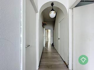 Charmante gezinswoning met veel potentieel, centraal gelegen in het hart van Koekelare, op wandelafstand van scholen, winkels en lokale handelaars.Op...