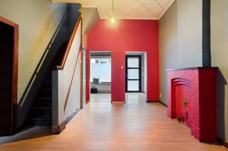 Bent u op zoek naar een renovatieproject met tal van mogelijkheden in hartje Aalst? Dan is deze te renoveren stadswoning precies wat u zoekt!...