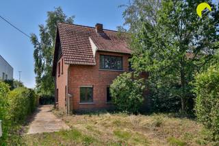 <p><span>Op een absolute toplocatie in Edegem bieden wij u deze volledig te renoveren, vrijstaande woning/bouwgrond aan. De woning is gelegen in een groene en residentiële woonwijk.</span></p><p><span>Het zuidwest georiënteerde perceel is 939 m² groot (14 m breed x 63 m diep).</span></p><p><span>In de directe nabijheid vindt u verbindingswegen, scholen, ziekenhuizen en tal van sportclubs. Achter de woning bevindt zich een atelier dat tal van mogelijkheden biedt.</span></p><p><span>De woning zelf dateert van 1954 en dient volledig gerenoveerd te worden. De ramen beschikken over enkele beglazing met houten schrijnwerk. Er is nog geen centrale verwarming en ook het water dient nog aangesloten te worden.</span></p><p><span>De elektriciteit voldoet niet aan de hedendaagse normen en dient dus vernieuwd te worden.</span></p><p><span>Indeling:</span></p><p><span>In de inkomhal van de woning is er voldoende ruimte voor een vestiaire. De leefruimte (met houtkachel) bevindt zich aan de linkerzijde van de woning.</span></p><p><span>We lopen verder door en bereiken de keuken. Deze dient volledig vernieuwd te worden. Achteraan de woning zijn er bovendien uitbreidingsmogelijkheden.</span></p><p><span>Op de eerste verdieping zijn er drie slaapkamers en een uitgebroken badkamer. Ook deze dient volledig vernieuwd te worden.</span></p><p><span>Voor de woning is er een oprit waar u meerdere wagens kunt parkeren.</span></p><p><span>Graag sommen wij voor u nog even de troeven van deze te renoveren woning/bouwgrond op:</span></p><ul><li><span>Zeer rustige en residentiële locatie, in de nabijheid van winkels, scholen, verbindingswegen, sportclubs, ... </span></li><li><span>De woning kan volledig naar eigen inzichten vernieuwd worden. </span></li><li><span>Mogelijkheid om de woning af te breken en een villa te realiseren naar eigen smaak. </span></li><li><span>Zuidwest georiënteerd perceel (939 m²). </span></li></ul><p><span>EPC:</span><span> 1227 kWh/m²/jaar (F-label) (renovatieverplichting van toepassing)<br /></span><span>G-score:</span><span> A, </span><span>P-score:</span><span> A</span></p><p><span>Voor een bezoek ter plaatse kunt u ons contacteren op het nummer 03 449 42 41 of mail ons via hallo@habicom.be.</span></p><p><span>Benieuwd naar de waarde van uw woning? Check het gratis op <span>www.watismijnhuiswaard.be</span></span><span>.</span></p>