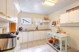 <p><span>Prachtige charmante woning met veel authentieke elementen, met grote tuin!</span></p><p><span>Deze woning is gelegen in Heusden, nabij de dorpskern. Vlot te bereiken, vlakbij invalswegen. Scholen en handel in de nabijheid.</span></p><p><span>Het is een ontzettend charmante en authentieke woning, die veel warmte en gezelligheid uitstraalt!</span></p><p><span>Op het gelijkvloers is er een ruime woonkamer, waar u zich heerlijk kan opwarmen bij de houtkachel, een eetkamer en aparte, ruime keuken. Boven de eetkamer is een zolderruimte die kan ingericht worden als extra kamertje. Op de tussenverdieping is een slaapkamer, en op de eerste verdieping bevinden zich nog 2 slaapkamers. Verder is er nog een washok en ingerichte badkamer met bad, lavabo en toilet, een bijkeuken en bergruimte met apart toilet, en een garage en kelder.</span></p><p><span>Er is centrale verwarming op aardgas en hoogrendementsbeglazing aanwezig.</span></p><p><span>Er is een grote tuin waar u volop kan genieten van de zon en de natuur!</span></p><p><span>EPC D (379 kWh/(m²jaar), uc  3805216), geen renovatieplicht! Si in aanvraag, G-score A, P-score A.</span></p><p><span> </span></p>
