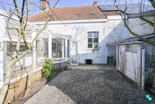 Ontdek deze centraal gelegen woonst met drie slaapkamers, gelegen op een zuidwest georiënteerd perceel van 130 m². Deze woonst geniet van...