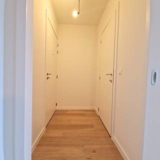 In het hart van bruisend Hasselt vindt u dit prachtige en instapklare 2-slaapkamer appartement met superligging.<br />De hoge plafonds zorgen samen met de grote raampartij in de leefruimte/keuken voor een erg aangename lichtinval.<br />De twee comfortabele slaapkamers zijn praktisch ingedeeld, net als de badkamer, de technische ruimte en de inkomhal.<br /><br />Vanop het riante terras van ca. 15 m² geniet u van een rustgevend uitzicht op de mooi groene binnenkoer/groendak, waardoor u midden in de stad toch omringd bent door groen. Een extra troef is de garagemogelijkheid in hetzelfde gebouw mét fietsenstalling, inclusief de optie om uw elektrische wagen te laden.<br /><br />Dit appartement is tot in de puntjes afgewerkt, zodat u er zonder zorgen kunt intrekken. Bent u op zoek naar een centraal gelegen, kwalitatief afgewerkt appartement in hartje Hasselt? Dan is dit uw kans! Neem snel contact met ons op voor meer informatie of een bezichtiging. Startdatum kan besproken worden met verhuurder.