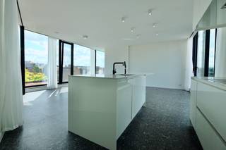 Dit exclusieve penthouse op de Wilde Bamp 2 in Sint-Truiden combineert een uitzonderlijke ligging met ultiem wooncomfort. Gelegen op een...