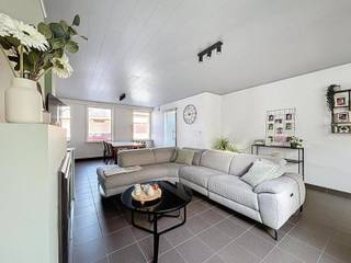 Deze aangename woning biedt een praktische indeling en een comfortabele leefruimte met zit- en eethoek, uitkijkend op de patio. De open keuken...