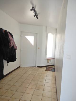 Op een uiterst rustige locatie omgeven door groen kunt u deze instapklare gelijkvloerse woning terugvinden, gelegen in een kleinschalig appartementsgebouw met ruime garage met automatische garagepoort geschikt voor 2 wagens.<br />Achteraan de woning ligt een groot terras met een mooi aangelegde tuin en wat buitenbergingen.<br /><br />Indeling: inkomhal - ingerichte keuken met elektrisch koken, dampkap, oven, koelkast, vaatwas, spoelbakken en eethoek - aansluitend een ruime woonkamer met centrale verwarming gas - kelder - wasruimte - apart toilet - ingerichte badkamer met inloopdouche en badkamermeubel met dubbele lavabo -<br />2 grote slaapkamers met centrale verwarming gas. <br /><br />Algemeen:<br />- EPC 814 - label F<br />- Belangrijk: EPC werd opgemaakt voordat er centrale verwarming gas lag (voordien accumulatoren)<br />- Bewoonbare oppervlakte: 138 m²<br />- Woonkamer voorzien van spots <br />- Overal rolluiken<br />- Woning voorzien van glasgordijnen en deels overgordijnen <br />- Wasruimte werkt op stadswater <br />- Pompeput voor lavabo, wasruimte en toilet<br />- Veel parking voor de deur<br />- Geen gemeenschappelijke kosten<br />- Vrij vanaf 15/08/2026<br /><br />Huurprijs: € 875/maand.