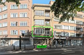 Dit stijlvol gerenoveerde appartement (2009) met een bewoonbare oppervlakte van 101 m² (EPC) bevindt zich op de eerste verdieping van een kleinschalige residentie met slechts vier entiteiten. Gelegen in het centrum van Koekelberg, op wandelafstand van het Elisabethpark, geniet u hier van een uitstekende ligging met alle voorzieningen zoals invalswegen klein ring, openbaar vervoer, scholen, basiliek en andere recreatieve mogelijkheden binnen handbereik.<br /><br />Het appartement verwelkomt u in een ruime en lichtrijke leefruimte met balkon(2m²) waar comfort en gezelligheid centraal staan. Aansluitend vindt u een open, volledig uitgeruste keuken die naadloos aansluit bij de leefruimte. De volwaardige slaapkamer beschikt over een ensuite badkamer, voorzien van twee lavabo’s en een moderne inloopdouche. Verder is er nog een praktische berging met aansluiting voor een wasmachine. Een kelder en een zolderuimte vervolledigt het appartement.<br /><br />Divers; dubbele/driedubbele beglazing in pvc raamprofiel, geen syndicus, verwarming op aardgas (recente nieuwe boiler (viessman)) sinds 5 jaar, parket en-mozaïekvloeren, elektriciteit conform en EPC D.<br /><br />Een ideale opportuniteit voor wie op zoek is naar een instapklaar appartement met karakter op een centrale locatie te Brussel.<br /><br />