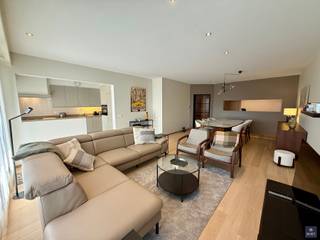 MODERN APPARTEMENT MET 2 SLPKS, GARAGE EN BERGING Dit prachtige appartement op de tweede verdieping aan Duivendam 1 bevindt zich in onberispelijke...