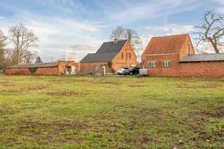  Op een boogscheut van Sinaai en net op de grens van Waasmunster, staat in de Pater Christophestraat dit ruim en door groen omgeven huis /hoeve...