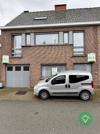Deze eigendom bestaat momenteel uit 2 appartementen en 1 garage.Deze woning bestaat uit: inkomhal - living - 2 keukens - 2 bergingen - 2 toiletten -...