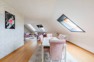 Dit appartement van 136 m² bevindt zich op de tweede verdieping (zonder lift) van een kleinschalig gebouw, vlak aan het station van...