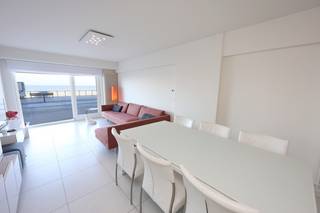 Op zoek naar een instapklaar appartement met adembenemend zeezicht? Ontdek dit prachtig gerenoveerd gelijkvloers appartement in het hart...