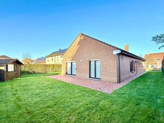 INSTAPKLARE BUNGALOW met 3 SLK en TUIN. Rustig en aangenaam gelegen in een doodlopende straat met vlotte verbinding naar winkels, scholen,...