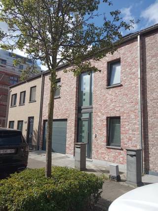 🏡 Te Koop: Ruime woning met studio en tuin in Stellingmakerslaan – €480.000📍 Stellingmakerslaan – rustige, gezinsvriendelijke buurt💰 Vraagprijs:...