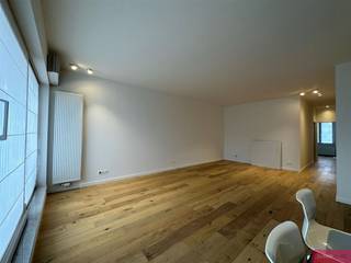 <p><span>Mooi gerenoveerd appartement, drie slaapkamers en terras!</span></p><p><span>*info/bezoek? Stuur een mail vv@clissenimmo.be*</span></p><p><span>Dit ruime appartement (96m²) werd zonet smaakvol gerenoveerd.</span></p><p><span>Indeling: Inkomhal met ingemaakte kasten, afzonderlijk toilet met handenwasser, leefruimte (30m² parketvloer) welke toegang geeft tot het terras aan de voorzijde. De nieuwe keuken is voorzien van alle toestellen (inductiekookplaat, dampkap, combi-oven, vaatwasser en koel-vriescombinatie) en een ontbijttoog. Ruime berging met aansluiting voor wasmachine, drie slaapkamers (13m² - 8,6m² - 8m²) waarvan de grootste slaapkamer toegang geeft aan het achterliggende terras. De badkamer is voorzien van een inloopdouche en dubbel badkamermeubel. Airconditioning en verlichting voorzien!</span></p><p><span>Algemene onkosten: €50/maand voor lift en onderhoud van de gang - eigen meters voor nutsvoorzieningen - beschikbaar per 15-8-2026.</span></p><p><span>Drie maanden huurwaarborg, huurcontract type 9jaar ('3-6-9jaar').</span></p>