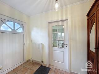 PLUSPUNTEN:+ perceelsoppervlakte: 718 m²+ woonoppervlakte: 140 m² (bron: EPC)+ vrijstaande, dubbele garage (2025)+ EPC-label C+ volledig omheind...