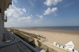 Droom je van een eigen stek aan zee? Deze volledig gemeubelde studio op de vijfde verdieping van een verzorgd gebouw aan de vernieuwde...