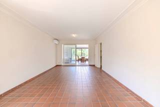 Ontdek deze op te frissen gezinswoning met ruime tuin gelegen te Hemelrijkstraat 18 in Beerse. De woning bevindt zich op een rustige locatie op wandelafstand van het centrum en alle nodige voorzieningen. Binnenin beschikt de woning over 3 slaapkamers en een vaste trap naar de zolder die verdere mogelijkheden biedt voor afwerking. Buiten geniet u van voldoende parkeermogelijkheid, een carport en een gezellige tuin. <br /><br />Indeling: <br />Gelijkvloers:<br />- Inkomhal<br />- Gastentoilet<br />- Leefruimte<br />- Keuken<br />- Veranda met zicht op de tuin<br />- Nachthal<br />- Slaapkamer 1<br />- Slaapkamer 2<br />- Slaapkamer 3<br />- Badkamer<br />- Traphal met vaste trap naar de zolder<br /><br />Verdieping: <br />- 2 ruimtes die ingericht kunnen worden als slaapkamer of hobbykamer<br /><br />Bijzonderheden: <br />- Gunstige EPC<br />- Zonnepanelen + thuisbatterij 10kWh<br />- 2020: nieuwe ramen<br />- 2020: nieuwe warmwaterboiler<br />- 2020: vloerisolatie geplaatst<br /><br />Mis deze kans niet en plan een bezoek in!<br /><br />0497 27 14 64<br />camilla@albert.immo<br />www.albert.immo<br /><br />Bij Albert kom je thuis!<br /><br />Voor alle foto's en interactieve plannen verwijzen wij naar onze website: www.albert.immo