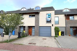 This recent, energy-efficient house is located in a quiet dead-end street and features a spacious entrance hall, a toilet with hand basin, a...