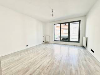 Ideaal gelegen in Schaarbeek in de wijk Josaphat, vlakbij het park, op de 1e verdieping van een recent gebouw, bieden we deze prachtige studio van...