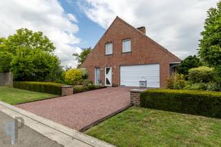Te Oosterzele, op 5 min van de E40, Melle en Merelbeke,  vinden we deze ruime, goed onderhouden villa met mooi aangelegde tuin. Deze villa omvat...
