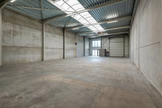 Gelegen langs het kanaal Dessel-Schoten. <br />Mogelijkheid te combineren met Unit 10 +13 +12 met in totaal 1,125m² opslagruimte en 210m² kantoorruimte. Voorwaarden op kantoor. <br />Automatische inrijpoort 4.50m hoogte x 4.00m breedte. Plafondhoogte : 7.00m voor unit 8 en 10, 8.00m voor unit 12+13 <br />Units 8 + 10 hebben een breedte binnen van 12.36m en een diepte binnen van 29.825m <br />Unit 13 heeft gelijkvloers een oppervlakte van 12,33m x 17,02m waarvan de helft gelijkvloers als kantoor ingericht + hetzelfde volume op het verdiep met keukenblok en kantoorruimte.<br />Unit 12 heeft een binnenafmeting van 12,33m x 12,66m<br />Bijzonderheden: <br />- Brandmuren tussen de loodsen voorzien <br />- Rookluiken aanwezig <br />- Lichtstraat centraal in de daken <br />- 2 parkeerplaatsen inbegrepen - Extra parkeerplaatsen bij te kopen indien gewenst <br />- Unit 13 heeft een regenwaterput en 2 inrijpoorten + 2 deuren. <br />- Vaste kosten : 160€/maand<br />- Verkoop onder registratiebelasting.