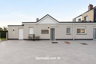 Bent u op zoek naar een solide, goed onderhouden woning die u volledig naar eigen smaak kunt renoveren? Dit huis biedt een unieke kans om uw droomthuis te creëren op een goede locatie. Dankzij de ligging in een rustige doodlopende straat geniet u hier van een leuke woonomgeving, terwijl de uitstekende mobi-score garandeert dat alle voorzieningen dichtbij zijn.<br /><br />De indeling verrast met een uitzonderlijk ruime bewoonbare oppervlakte. Op het gelijkvloers vindt u de lichtrijke living, de keuken en de badkamer. Daarnaast bevindt zich hier al een praktische eerste slaapkamer en een handige wasplaats. Het pand beschikt tevens over voldoende bergruimte en een garage. Gaat u verder naar de tweede verdieping, dan treft u daar nog eens twee extra ruime slaapkamers aan.<br /><br />Buiten is het puur genieten: de grote, volledig afgesloten tuin biedt een veilige speelzone voor kinderen. Ook de tuin biedt tal van mogelijkheden.<br /><br />Kortom, een complete woning met een zee aan ruimte en gigantisch veel potentieel. <br /><br />Richtprijs: 298.000€<br /><br />Mis deze kans niet en neem vandaag nog contact op voor meer informatie of een bezichtiging in te plannen.<br />Contacteer Ruben via e-mail op ruben@cornelis-goeman.be of op 0479/ 03 90 17