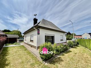 Deze GELIJKVLOERSE woning is gelegen op een zeer goede verbinding tussen Zottegem & Erpe Mere.De bungalowwoning is volledig omgeven door de...