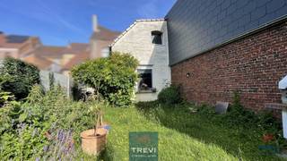 Jolie maison de maître proposant d’imposants volumes et un beau jardin dans un environnement calme à quelques pas du centre de...