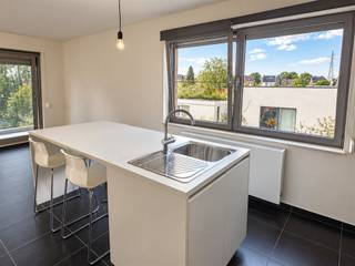 Instapklaar leuk appartement op de eerste verdieping met 2 slaapkamers en terras.Gelegen in Mechelen-Noord, winkels, openbaar vervoer en dagelijkse voorzieningen bevinden zich in de korte nabijheid.