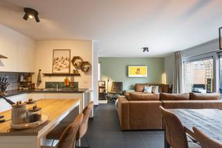 <p>Te koop te Geraardsbergen, op wandelsafstand van het centrum.<br /><br />Dit instapklaar gelijkvloers appartement is gelegen in doodlopende straat van rustige, residentiële wijk. De inkomhal (met vestiare) geeft toegang tot de ruime leefruimte met open keuken. De leefruimte beschikt over een groot schuifraam met zicht op terras wat zorgt voor veel lichtinval. Het grote terras is omheind en biedt ruim plaats voor loungeset + eettafel.<br />Er zijn 3 slaapkamers (waarvan één momenteel ingericht als bureel en dressing) en een moderne badkamer met inloopdouche. Naast de keuken bevindt zich nog een praktische berging met plaats voor o.a wasmachine en droogkast.<br />Verder hoort er bij dit appartement een autostaanplaats aan het terras EN een autostaanplaats (+ berging) in de garage van het appartementsgebouw. Deze is toegankelijk via lift en komt uit meteen aan de voordeur. Met zijn energie-label B en vloerverwarming is dit appartement niet alleen goed onderhouden en instapklaar maar ook nog eens energiezuinig. <br /><br />TROEVEN: <br />- Instapklaar<br />- Op wandelafstand (580 m) van scholen, handelscentrum, Markt van Geraardsbergen, ... <br />- 2 autostaanplaatsen<br />- Groot terras <br />- EK conform <br />- Geen doorgaand verkeer<br />- Opportuniteit als investering voor verhuur. <br /><br />Graag bijkomende info of interesse in een bezoek ? Reageer dan via de “maak een afspraak” click op deze pagina. Ik contacteer u om concreet een tijdstip in te plannen. <br />Contact Pieter Cardoen, 0475 361252, pieter@cornelis-goeman.be</p>
