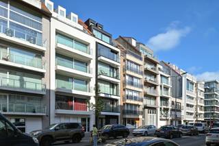 Exclusief te koop: Uitzonderlijk duplex penthouse van 125 m² in residentie William, een recent en stijlvol gebouw uit 2020, ideaal gelegen in het centrum van Knokke en vlakbij het strand. Dit prachtig afgewerkte appartement combineert ruimte, licht en luxe.<br /><br />De penthouse is ingericht met hoogwaardige materialen en beschikt over een lichtrijke leefruimte dankzij grote raampartijen en directe toegang tot twee terrassen, voor- en achteraan. De open keuken sluit naadloos aan bij de leefruimte en is volledig uitgerust met kwalitatieve toestellen. Verder zijn er drie slaapkamers, twee badkamers en een ruime, praktische berging in het appartement zelf.<br /><br />In het gebouw vindt u bovendien een gemeenschappelijke fietsenberging en een privatieve kelder. Er is ook de mogelijkheid om een vlot toegankelijke, afgesloten garagebox op het gelijkvloers aan te kopen – een absolute meerwaarde op deze toplocatie.<br /><br />Een unieke kans voor wie op zoek is naar een recent, luxueus en instapklaar appartement op een centrale ligging in Knokke, op wandelafstand van winkels, restaurants en de zee.