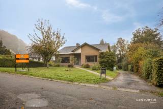 Welkom in Holsbeek! In de doodlopende straat Sint-Geertruibos vind je deze vrijstaande woning op een groen perceel van 13a03. Grote raampartijen, een praktische indeling en een ruime kelderverdieping vormen hier de basis voor een thuis die je volledig naar eigen smaak kan vernieuwen.<br /><br />Via de inkomhal kom je in de aangename leefruimte, waar brede ramen het daglicht binnenlaten en het groen rondom de woning naar binnen trekken. De zit- en eethoek sluiten mooi op elkaar aan, terwijl de haard de ruimte extra karakter geeft. De afzonderlijke keuken biedt plaats voor een ontbijttafel. Aansluitend vormt de veranda een fijne plek om van het uitzicht op de tuin te genieten.<br /><br />Verder bevinden zich op de woonverdieping drie slaapkamers, een badkamer met douche en wastafel en een afzonderlijk toilet. De uitgebreide kelderverdieping met garage biedt plaats voor stockage, een werkatelier of hobbyruimte. Een echte troef voor wie naast de woonvertrekken ook voldoende praktische ruimte zoekt.<br /><br />Buiten geniet je van een ruime tuin. Het terras aan de achterzijde kijkt uit over het groen en geeft via een trap toegang tot de tuin. De oprit naast de woning biedt bovendien voldoende parkeergelegenheid.<br /><br />De woning werd gebouwd in 1975 en is toe aan modernisering en een energetische renovatie. Met EPC-label F kan je de vernieuwing meteen aangrijpen om zowel de inrichting als het energiecomfort grondig aan te pakken.<br /><br />De groene, residentiële ligging combineert de rust van een verkeersluwe straat met de bereikbaarheid van Leuven en de E314. Een mooie kans voor wie ruimte, groen en renovatiepotentieel zoekt op een aangename locatie in Holsbeek.<br /><br />Contacteer ons voor meer informatie of een bezoek ter plaatse via philippe@sophimo.be of 0498 59 84 11!