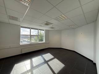 Deze instapklare bedrijfsruimte bestaat uit kantoren van 918 m², in combinatie met een magazijn van 6.891 m² en een buitenterrein van ca. 1.250...