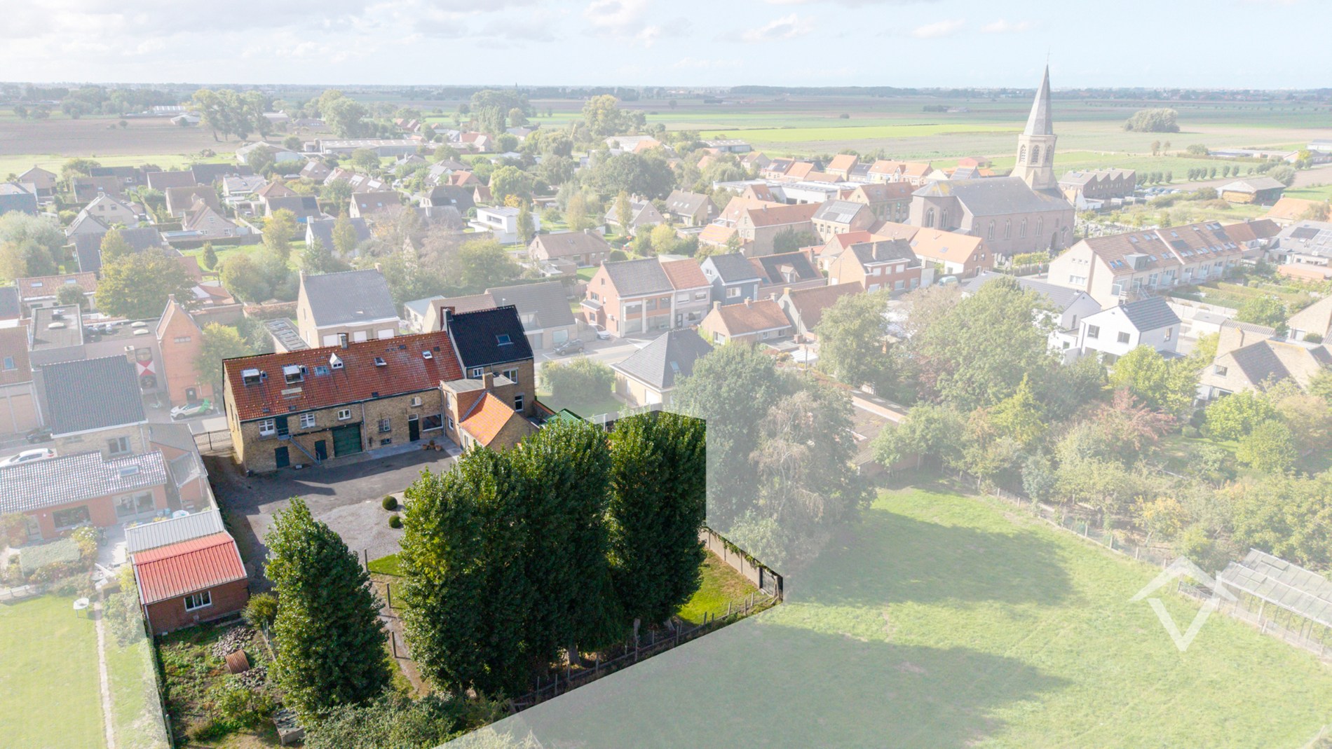 Ruime woning met bijgebouwen in Gistel: 5 Slaapkamers, 368m² Woonoppervlakte op een perceel van 1801m² - foto 4