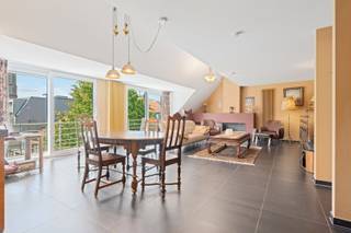 Luxueus en ruim duplexappartement met 3 slaapkamers in de residentie La Chalana, op de 4de en de 5de verdieping. Deze recente residentie (2008) is gelegen in het hart van Oostende: winkels, de haven en het station zijn op wandelafstand van het appartement. <br /><br />De inkomhal is uitgerust met ingemaakte kasten en is voorzien van een gastentoilet en een berging met aansluiting voor een wasmachine. De woonkamer is ruim en lichtrijk en geeft uit op het zonnig terras, waar u kunt genieten van het zicht op het Sint-Petrus- en -Paulusplein. Met de gashaard maakt u het extra gezellig in de winter. De open keuken is voorzien van alle hedendaags comfort met keramische kookplaat, koelkast, diepvries, oven, microgolfoven, en een vaatwasser. Op dezelfde verdieping vindt u tevens de master bedroom, voorzien van inbouwkasten, met ensuite badkamer met ligbad, toilet en dubbele wastafel. De ramen zijn voorzien van elektrische rolluiken.<br /><br />Met de trap kunt u naar de 5de verdieping, waar u de overige slaapkamers vindt. De 2de slaapkamer is zeer ruim, en heeft een aansluitende kamer die dienst kan doen als dressing of bureauruimte. Aansluitend vindt u de badkamer met inbouwkasten, wastafel en douche. Aan de andere kant van de nachthall vindt u de derde slaapkamer, opnieuw met eigen badkamer met douche, wastafel en inbouwkasten. In de nachthall vindt u nog een apart toilet.<br /><br />Individuele centrale verwarming op aardgas. Het appartement scoort goed op vlak van energiezuinigheid: EPC 108 kWh/(m² jaar), energielabel B. P-score D, G-score D. De elektrische installatie is conform.<br /><br />Het gebouw is voorzien van een fietsenstalling, een vuilnislokaal en een ruime lift. Het is mogelijk om een garagebox aan te kopen (mits meerprijs) of te huren in het gebouw.<br /><br />Vraag vandaag nog uw bezoek aan van dit prachtig appartement.