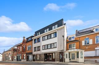 <p>Op zoek naar een <strong>veelzijdig handelspand met een centrale ligging in Heusden?</strong> Tramstraat 38 biedt je alle troeven om een eigen zaak uit te bouwen of te investeren in een commercieel pand met karakter. De etalage zorgt voor directe zichtbaarheid vanaf de straat, terwijl <strong>de ligging middenin het centrum garant staat voor passage en bereikbaarheid.</strong></p><p>Het gelijkvloers telt een ruime <strong>commerciële ruimte van 87 m²,</strong> die dankzij haar flexibele indeling naar eigen wens kan worden ingericht. Daarnaast is er een apart bureau van 9,5 m², ideaal voor administratie of een ontvangstruimte, en een keuken van 5 m² met basisuitrusting zoals een spoelbak, kookplaat en koelkast. Een gastentoilet maakt het geheel functioneel voor klanten en personeel. Via een eigen inrit en toegang bereik je de garage van ca. 15 m², die extra opslag- of parkeermogelijkheden biedt. <strong>In totaal beschikt het pand over een bewoonbare en commerciële oppervlakte van 123 m², op een perceel van 140 m².</strong></p><p>Het gebouw, opgetrokken in 1968, <strong>is instapklaar en kan naargelang eigen smaak en wensen verder ingericht en afgewerkt worden. </strong>De dubbele beglazing met hoogrendementsglas zorgt voor een aangename isolatie, terwijl de individuele gasverwarming op radiatoren instaat voor comfort doorheen het jaar. Het pand beschikt over een geldig EPC met label D. </p><p>De ligging is een echte troef! Kortom, een pand waar bereikbaarheid, zichtbaarheid en functionaliteit samenkomen.</p><p>Benieuwd naar de mogelijkheden van dit veelzijdige pand?<strong> Neem gerust contact op met ons kantoor om een bezoek in te plannen. We nemen je graag mee doorheen alle troeven van deze locatie.</strong></p>