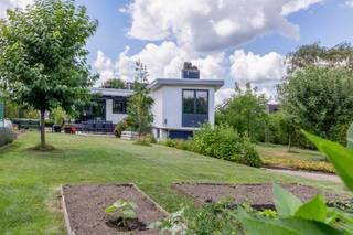 Deze verzorgde bungalow op een <strong>prachtig perceel</strong> biedt u een <strong>uitstekende bereikbaarheid</strong>. Naast haar wooncomfort blinkt deze woning ook technisch uit. Met een <strong>gunstig EPC-label B </strong>geniet u van een energiezuinige woning, mede dankzij de aanwezigheid van <strong>zonnepanelen, zonneboiler en airconditioning</strong>. Bovendien beschikt de woning over een <strong>conforme elektriciteitskeuring</strong>, zodat u zonder zorgen de toekomst tegemoet gaat.<br /><br />Via de <strong>verzorgde inkomhal</strong> met gastentoilet betreedt u de woning. Van hieruit komt u in de<strong> lichtrijke leefruimte</strong>, waar grote raampartijen, met <strong>automatische zonnescreens</strong>, zorgen voor een aangenaam ruimtegevoel en een <strong>prachtige connectie met de tuin</strong>. De woonkamer vormt dan ook het warme hart van de woning en nodigt uit om in alle seizoenen te genieten van het <strong>uitzicht op het groen</strong>.<br /><br />De <strong>uitgeruste keuken</strong> is instapklaar en biedt alle comfort voor dagelijks gebruik, uiterst handig is de aansluitende <strong>kelder</strong>. Verder beschikt de bungalow over<strong> drie slaapkamers</strong>, waarvan één iets compacter is. Deze ruimte is ideaal als kinderkamer, bureau of dressing. Een <strong>verzorgde badkamer</strong> en een praktische <strong>garage</strong> vervolledigen het geheel.<br /><br />Buiten komen de troeven pas echt volledig tot hun recht. De woning is gelegen op een<strong> prachtig perceel van meer dan 900 m² </strong>en beschikt over<strong> twee opritten</strong>, wat zorgt voor extra parkeergelegenheid en een vlotte toegankelijkheid. Het <strong>gezellige overdekte terras</strong> vormt de perfecte plek om het hele jaar door van het buitenleven te genieten, terwijl de fraai aangelegde tuin u alle ruimte biedt om te ontspannen. Hier geniet u van een uitzonderlijk gevoel van privacy en een aangename groene omgeving.<br /><br />Wenst u een bezoek in te plannen voor deze prachtige woning? Bel voor info of een vrijblijvend bezoek naar 03 502 98 74 of mail naar kristof@claves.be.