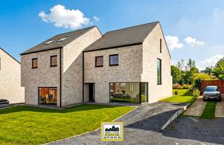 <p>"ABSOLUTE TOPPER" – Afspraak ENIGE BEZOEKDAG ENKEL telefonisch via Elias Le Juste op 0487/ 33. 10. 10., meer info via Facebook “Remue Randy” – LIKE de pagina en blijf op de hoogte van alle nieuwe woningen. De stukken van de woning zijn te consulteren op www.immo-zone.be. In het landelijke ONKERZELE (Geraardsbergen) ontdekken we deze prachtige woning, gelegen op een toplocatie met scholen, winkels, openbaar vervoer en het station in de directe omgeving. Indeling: Bij het betreden van de woning komen we in een ruime inkomhal met gastentoilet. Deze leidt naar de lichtrijke open leefruimte met aansluitend de eetplaats met volledig uitgeruste moderne keuken met keukeneiland met aansluitend een ruime bergruimte. Dankzij de grote raampartijen geniet de woning van een overvloed aan natuurlijk licht en een prachtig zicht op het zongerichte terras, de tuin en de achterliggende weides. Op de eerste verdieping bevinden zich drie volwaardige slaapkamers en een extra ruimte die perfect kan ingericht worden als dressing. Daarnaast is er een apart toilet en een badkamer uitgerust met inloopdouche, ligbad en dubbele lavabo. De tweede kan volledig naar eigen wens worden ingericht. Deze woning is een ABSOLUTE TOPPER voor wie op zoek is naar een instapklare, energiezuinige woning met een rustige en groene ligging. VOOR ZEER SNELLE BESLISSERS!<br />IMMO ZONE RHODELAND – ELIAS LE JUSTE – 0487/ 33. 10. 10.</p>