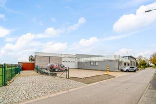 Bedrijfsgebouw - groot ong. 2280m² - met woonst - groot ong. 300m². Vlotte verbinding met centrum Sint-Truiden en Tienen, vlakbij de N80 Hasselt...