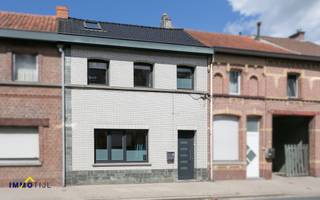 Instapklare 2-slaapkamer woning te Baasrode!<br /><br />Deze woonst is gelegen in Baasrode, <strong>vlakbij het centrum</strong> op ideale verbindingsweg voor Dendermonde, Brussel en Antwerpen.<br /><br />Indeling is als volgt: op het gelijkvloers een inkomhal met gastentoilet, een ruime lichtrijke woonkamer, een <strong>volledig geïnstalleerde keuken,</strong> toegang tot het <strong>terras</strong>. <br />Op het eerste verdiep zijn er <strong>2 slaapkamers</strong>, een badkamer met lavabo, douche en toilet. <br /><br />Extra troeven van deze woning: recht van doorgang om naar het terras te gaan achteraan de woning, 2 ruime zolders - de ene via uittrektrap bereikbaar en de andere via een ladder (zelf te voorzien) en kelder.<br /><br />Wenst u bijkomende info of een bezoek?<br /><br />Contacteer ons via tom@immotijl.be of op het nummer 052/69.06.91