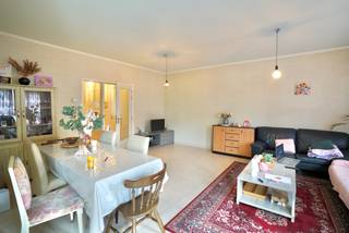 Dit gezellig twee slaapkamer appartement ligt op een centrale locatie in het centrum van Lochristi (Wachtebeke) en is ideaal voor wie een vlotte verbinding wenst richting de winkels &amp; de invalswegen ! Dit pand werd mooi onderhouden en met zijn EPC LABEL A zijn lage energiekosten gegarandeerd. Door de totaal isolatie &amp; aanwezigheid van HR-glas (ALU) kan u ten volle genieten van de rust in het appartement. Alle ruimtes zijn zeer logisch, volwaardig &amp; lichtrijk, het is er echt aangenaam vertoeven ! De huurprijs van 885 euro is incl. de gemeenschappelijke kosten. <br /><br />Indeling: inkomhal, apart toilet, 2 slaapkamers, badkamer met douche, lichtrijke leefruimte met geïnstalleerde keuken en de berging/wasplaats. <br /><br />Ideale combinatie voor wie zoekt naar ruimte, rust &amp; bereikbaarheid. <br />Meer info of een bezoek? MAIL naar chadia@wijsvastgoed.be !