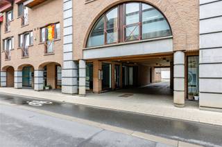 <p>Dankzij de functionele indeling (met o.a. 2 aparte toegangsdeuren) en de ruime oppervlaktes leent deze eigendom (met 3 gevels) zich perfect voor een zelfstandige activiteit, kantoor of handelszaak. Bovendien biedt deze entiteit de interessante mogelijkheid om, mits de nodige stedenbouwkundige vergunningen, een bestemmingswijziging naar een woning met praktijkruimte te bekomen (reeds afgetoetst bij de gemeente).</p><p>De huidige indeling omvat vooraan een ruime praktijk-, ontvangst- of wachtruimte die toegang geeft naar de centrale (wacht-)ruimte waaruit alle ruimtes toegankelijk zijn. Een afzonderlijke keuken, apart toilet en achteraan een grote ruimte die ideaal kan dienen als praktijk of slaapkamer. Hierdoor kan u wonen en werken op één locatie combineren: een steeds gegeerde formule voor vrije beroepen, zelfstandigen of ondernemers.</p><p>Een absolute meerwaarde is de achtergelegen privatieve autostaanplaats, die rechtstreeks grenst aan de entiteit. Dit zorgt voor extra comfort, vlotte bereikbaarheid en praktische parkeermogelijkheden voor uzelf of uw cliënteel.</p><p>Kortom, een veelzijdig gelijkvloers met tal van (invullings)mogelijkheden en de mogelijkheid om de bestemming te wijzigen naar woning met praktijk.<br />Komt u deze opportuniteit graag ontdekken? Aarzel dan niet om ons te contacteren. U kan Kay bereiken op 0479/ 46. 26. 52.</p>