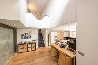Op wandelafstand van het centrum van Ruiselede kunt u deze instapklare en ruime woning met parkeerplaats voor meerdere wagens, dubbele garage en een volledig omheind en aangelegd terras terugvinden.<br />De woning werd gebouwd in 2005, heeft een totale perceelsoppervlakte van 428 m² en een bewoonbare oppervlakte van 408m², inclusief de kelderverdiepingen.<br />De woning beschikt over een speelse indeling met verschillende niveaus.<br />Onderdeel van de woning is een ruime praktijkruimte met afzonderlijke inkomhal, ingemaakte kasten, wachtzaal en toilet.<br />De onderliggende verdieping omvat een technische ruimte en drie veelzijdige ruimtes die, afhankelijk van de noden, kunnen worden ingericht als bijkomende slaapkamers, bureauruimtes of andere doeleinden (bv. vrij beroep, praktijkruimtes).<br /><br />Indeling:<br />-1: Ruime kelderverdieping<br />GV: inkomhal - gastentoilet - woonkamer met parket, centrale verwarming gas, houtkachel en ingemaakte kasten - ruime keuken met dampkap, kookplaat, combi-oven, vaatwas en koelkast - wasplaats met douche en lavabo - berging/werkplaats aangrenzend aan de garage - praktijkruimte met aparte inkomhal, toilet & wachtzaal. <br /><br />1e V: nachthal - technische ruimte met centraal stofzuigsysteem - 4 slaapkamers met centrale verwarming gas, laminaat waarvan 1 met dressing - badkamer met ligbad, douche, badkamermeubel met dubbele lavabo, toilet en handdoekverwarming.<br /><br />2e V: zolder met mogelijkheden.<br /><br />Algemeen:<br />- EPC 229 - label C<br />- Blanco bodemattest<br />- Conforme elektrische keuring<br />- Recent vernieuwde keukentoestellen<br />- Elektrische screens aanwezig<br />- Regenwaterput aanwezig<br />- Toegang terras via schuifraam in keuken<br />- Spanplafonds in slaapkamers en ruimtes onder praktijk<br />- Vrij bij akte<br />- Vg, Wg, Gmo, Gvkr, Gvv