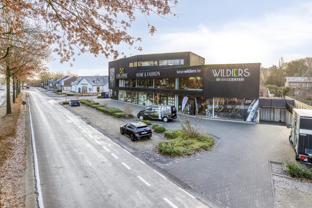 Société de patrimoine avec des locaux commerciaux loués à un endroit bien en vue à Lommel à vendre - photo 2