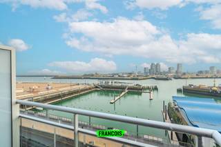 Volledig vernieuwd appartement (EPC B) met prachtig zicht op Visserskaai Oostende<br /><br />Op zoek naar een volledig vernieuwd appartement in een nette residentie op een uitzonderlijke en centrale ligging met prachtig zicht in Oostende? Dan is dit appartement op de zesde verdieping een absolute aanrader!<br /><br />Het appartement werd volledig gestript en opnieuw ingericht met oog voor kwaliteit en comfort. De zeer lichtrijke woonkamer geniet van een prachtig open zicht op de Visserskaai, een levendige en iconische locatie waar stad, zee en haven samenkomen. Hier woont u letterlijk op wandelafstand van het strand, de jachthaven, het stadscentrum, tal van gezellige restaurants, winkels en openbaar vervoer.<br /><br />De volledig nieuwe, ingerichte keuken is uitgerust met kwalitatieve toestellen en voorzien van een aansluiting voor een wasmachine. Verder beschikt het appartement over een apart toilet, een moderne badkamer met douche en lavabomeubel en een volwaardige aparte slaapkamer. Daarnaast is er ook extra slaapgelegenheid mogelijk in de woonkamer, wat dit appartement bijzonder geschikt maakt als tweede verblijf, vaste woonst of investering.<br /><br />Ook technisch scoort dit appartement uitstekend met een conforme elektrische keuring en een gunstig EPC-label B. Bij het appartement hoort bovendien een private berging op verdieping -1. <br /><br />De verkoop gebeurt onder registratierechten; indien aan de voorwaarden voldaan wordt, kan u genieten van het verlaagd tarief van 2%.<br /><br />Een zorgeloos, energiezuinig en centraal gelegen appartement met een uniek zicht — ideaal voor wie wil genieten van alles wat Oostende te bieden heeft.<br /><br />Contacteer ons vandaag nog voor meer info of een bezoek ter plaatse op inti@immofrancois.be of 0499 74 89 74.<br /><br />