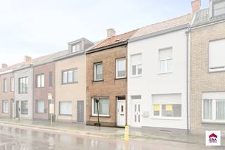 rong&gt;Instapklare woning met mog. tot 3 slaapkamers en garage met uitweg. Ligging: nabij openbaar vervoer, scholen, onmiddellijke verbinding naar...
