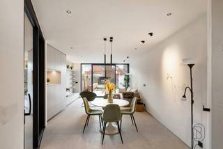 <p>High-quality, ideally located new-build home, stylishly finished in the centre of Waregem! <em>(subject to registration duties)</em></p>
<p><strong>Layout:</strong> entrance hall with cloakroom and separate toilet, bright living area opening onto the garden, open fully equipped kitchen (Dovy) with island, cold room, stair hall and cellar.<br />On the first floor you’ll find the landing, 2 full-sized bedrooms (one fitted out as a dressing room) and the bathroom.<br />The second floor offers 2 additional rooms and a storage area.</p>
<p>Fully landscaped, sun-oriented garden, swimming pool with sliding terrace and waterfall, plus a garden shed.</p>
<p><strong>HIGHLIGHTS:</strong></p>
<ul>
<li>
<p>Energy efficient: heat pump heating with cooling, solar panels</p>
</li>
<li>
<p>High-performance glazing with aluminium joinery</p>
</li>
<li>
<p>Luxurious, high-end finishes: bespoke designer cabinetry and lighting, sun screening with integrated lighting and Bluetooth speakers, full-height interior doors and windows, etc.</p>
</li>
<li>
<p>PRIME location in the heart of Waregem</p>
</li>
</ul>
<p>More info or a visit? Contact charlotte@immobeguin.be</p>