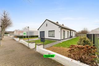Deze charmante bungalowwoning is gelegen op een uiterst centrale én uitzonderlijk rustige locatie in Blankenberge. De woning werd volledig...