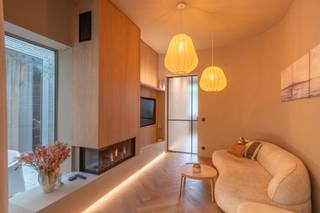 Bent u al langer op zoek naar een pand waarin u zowel kunt wonen als werken? Dit is een bijzonder mooie kans!Wij verhuren in de Dorpsstraat van...